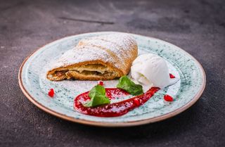 Віденський яблучний штрудель (150/50г)