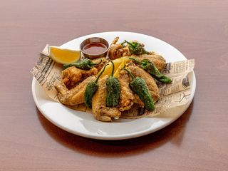 Alitas De Pollo frescas y Fritas & Salsa Dulce De Chile