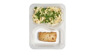 Sałatka hawajska z bułeczką dyniową