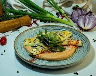 Zucchini la grătar cu sos de smântână și hummus