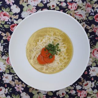 Rosół z domowym makaronem