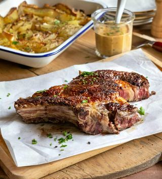 Plat Côte À L'os Sauce Au Poivre