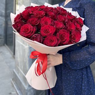 ოცდაათი წითელი ვარდის თაიგული 2252