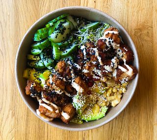 Poke Bowl - kurczak w panierce - mały