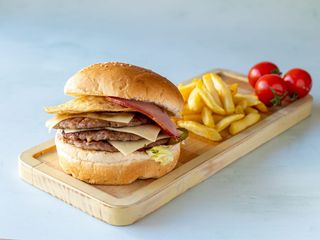 Trodupla vratolomija burger i pomfrit