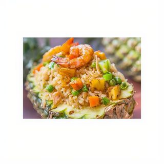 Riso con ananas fresco e gamberi