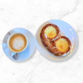 Bollería + Bebida Caliente