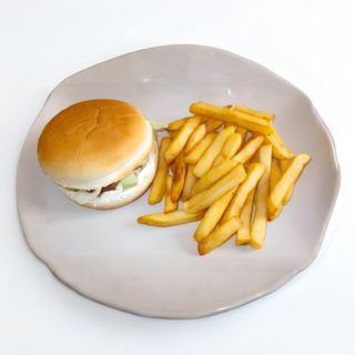 Panino cheeseburger e patate fritte
