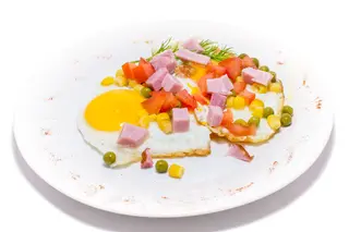 Яєшня з овочами та шинкою (150г)