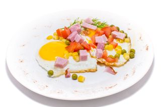 Яєшня з овочами та шинкою (150г)