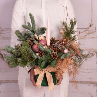 Aranjament cu lumanari, conuri de brad si globuri roz