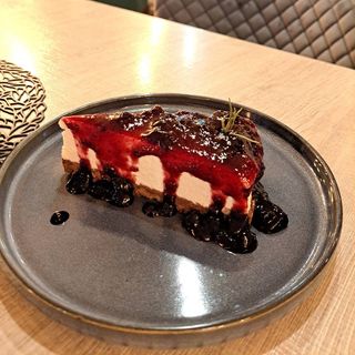 Чийзкейк със сладко от боровинки