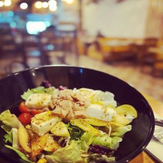 Insalata de foie y manzana caramelizada