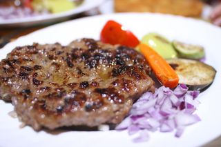 Pljeskavica sa prilogom