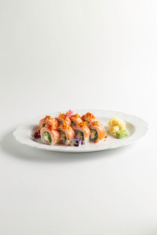 Рол з обпаленим лососем, авокадо та паприкою (280)