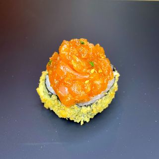 Futomaki surowe sake tatar tempura