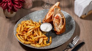 PIEPT DE PUI KIEV CARTOFI PRAJITI SI SOS DE USTUROI