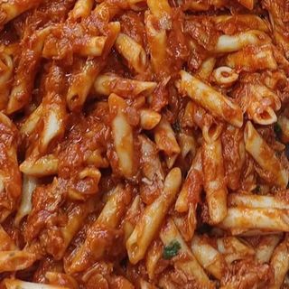 Ración macarrones con atún.