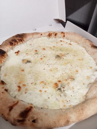 Pizza 4 quesos (33 cm.)
