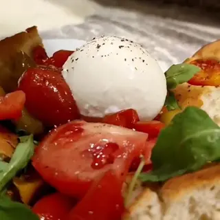 Ensalada con  BURRATA 