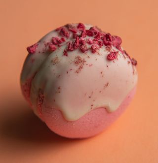 Macaron De Frambuesa Y Parmesano