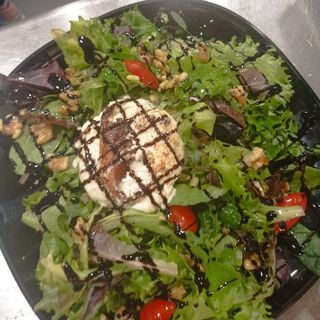 Ensalada De Temporada Con Burrata