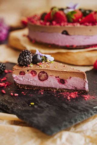 Felie tort cu fructe de pădure și ciocolată