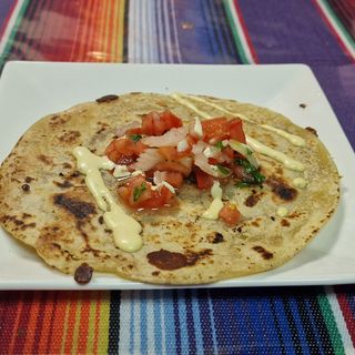 Quesadilla Doble Con Queso Mozzarella Y Ternera Especiada