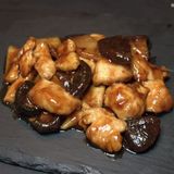 Pollo con bambú y setas