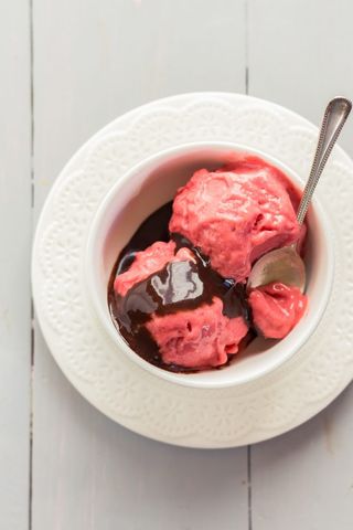 მარწყვის ნაყინი ნაღებით, ვაფლის ჩხირებით და შოკოლადით