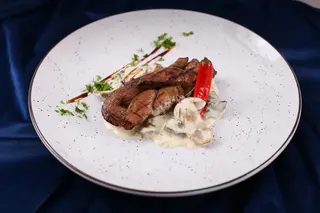 Вирізка свинна з шампіньйонами та Сирним соусом  (170/120г)