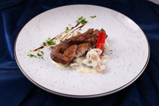 Вирізка свинна з шампіньйонами та Сирним соусом  (170/120г)