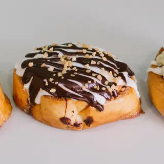 Rollo De Canela Con Topping De Chocolate