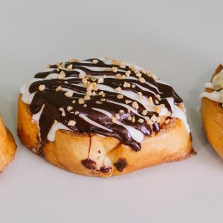 Rollo De Canela Con Topping De Chocolate