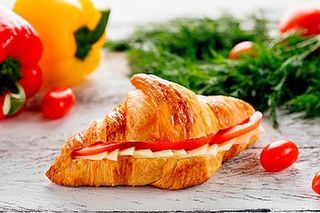 Круассан томат с моцареллой