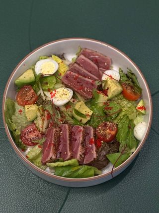 Салат з тунцем татакі