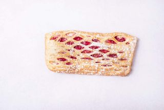 Bułka w cieście francuskim serek, maliny