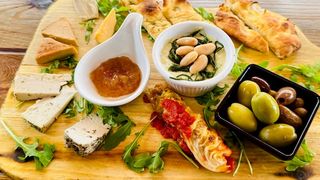 Antipasto misto con formaggi di anacardi