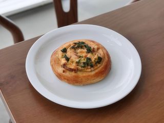 Булка з в'яленими томатами і чімічурі (100g)