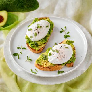 Guacamole em Pão Rústico e Ovo Escalfado