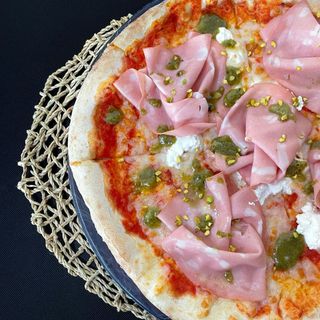 Pizza al pistacho y mortadella