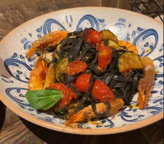 Tagliollini Neri con gambas, calabacín y tomatitos