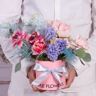 Aranjament in cutie cu zambile parfumate