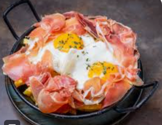 Huevos rotos con jamón serrano