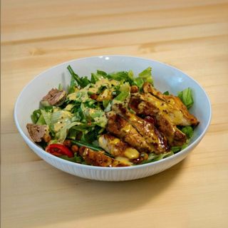 ქათმის სალათი კარამელიზირებული მუხუდოთი