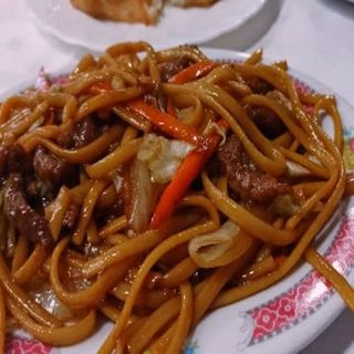 Tallarines fritos con ternera