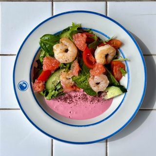 Салат з креветкою та мусом з фети