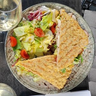 Tortilla sendvič sa krem sirom, dimljenim lososom i krastavacem