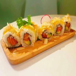 Almendra Salmon Roll