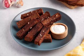 Чесночный черный хлеб